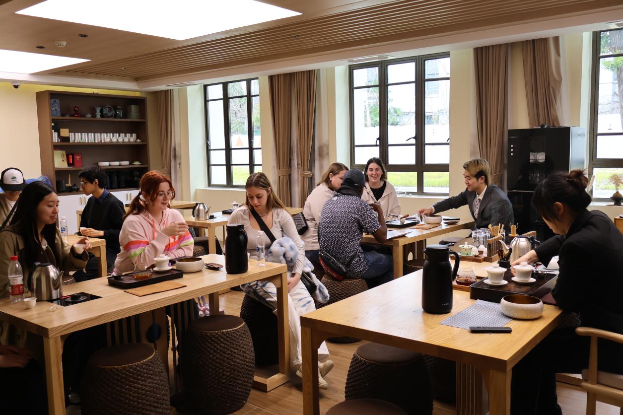 NSU students experiencing Chinese tea art
