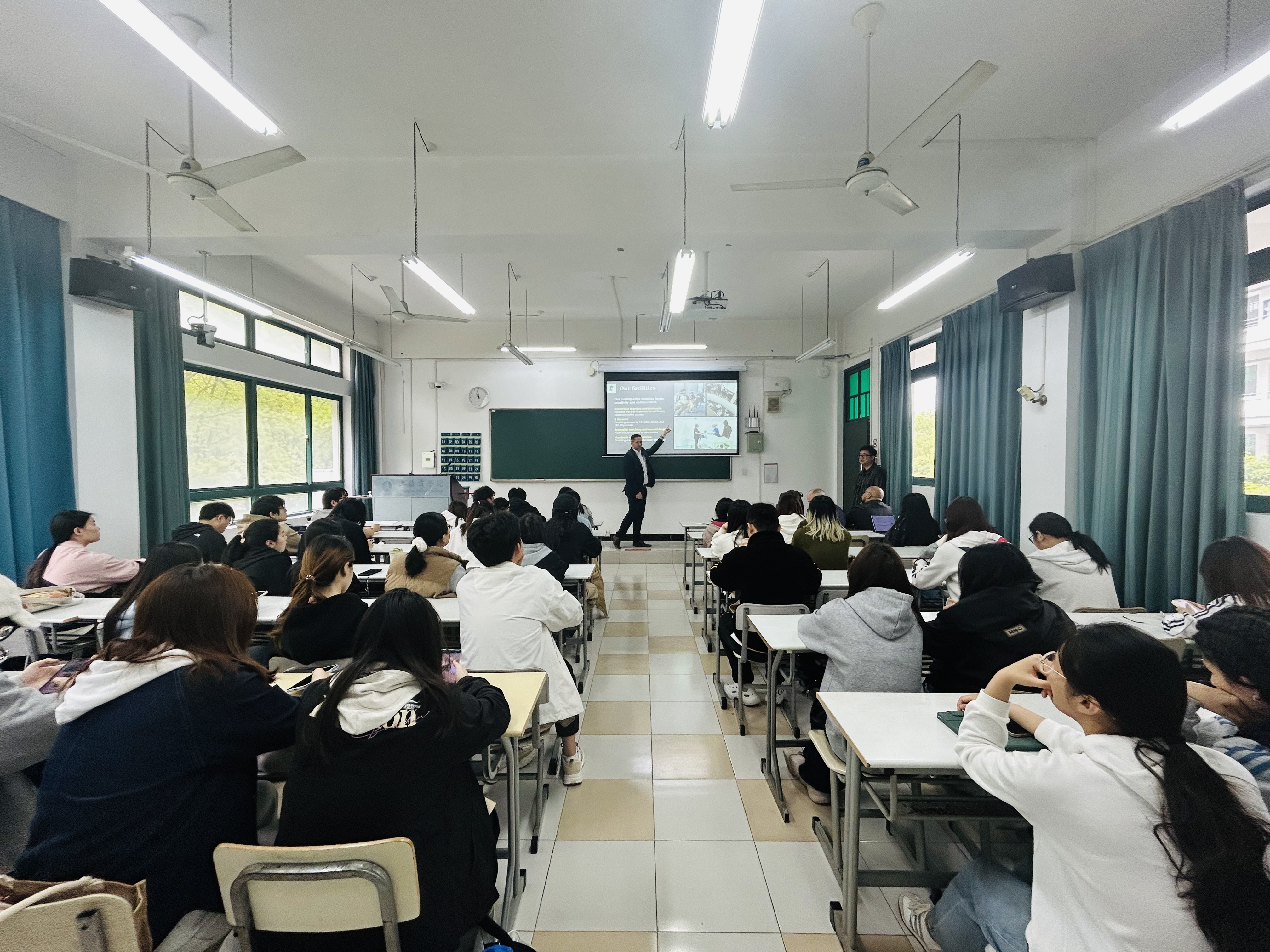 英国诺丁汉大学教授入校授课，共话创新与国际升学