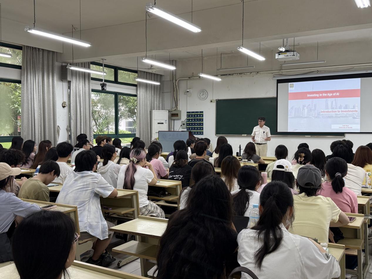 多伦多大学金融工程学院院长路易斯·塞科教授为我校学生讲授量化分析课程