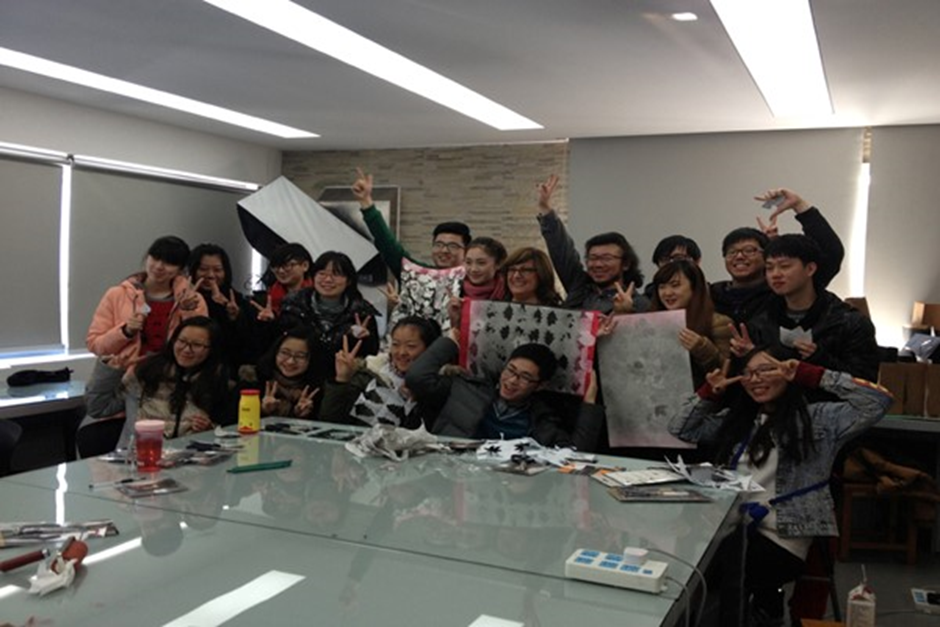 阿根廷版画家协会主席阿丽西娅女士与我校师生开展版画交流学习活动