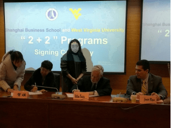 美国西弗吉尼亚大学副校长一行来访我校签约2+2双学位项目