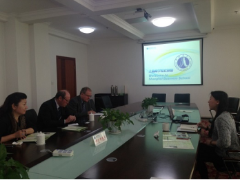 英国林肯大学一行到访我校