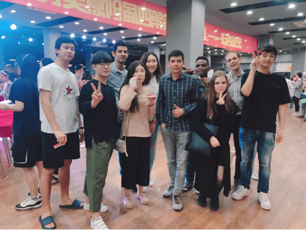 国际教育学院外国留学生参加美食节活动