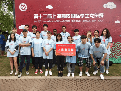 国际教育学院国际学生参加华东理工大学龙舟赛活动