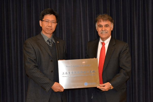 我校首个海外教师培训基地在西弗吉尼亚大学正式挂牌