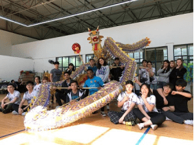 国际教育学院外国留学生体验中国文化——舞龙