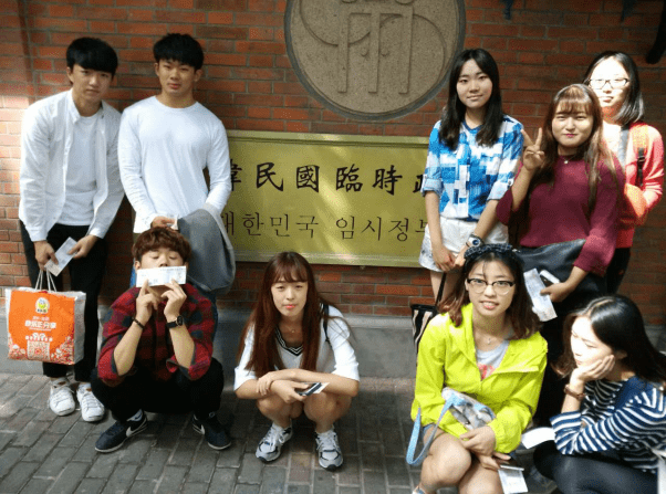 韩国留学生参加市内观光一日游活动