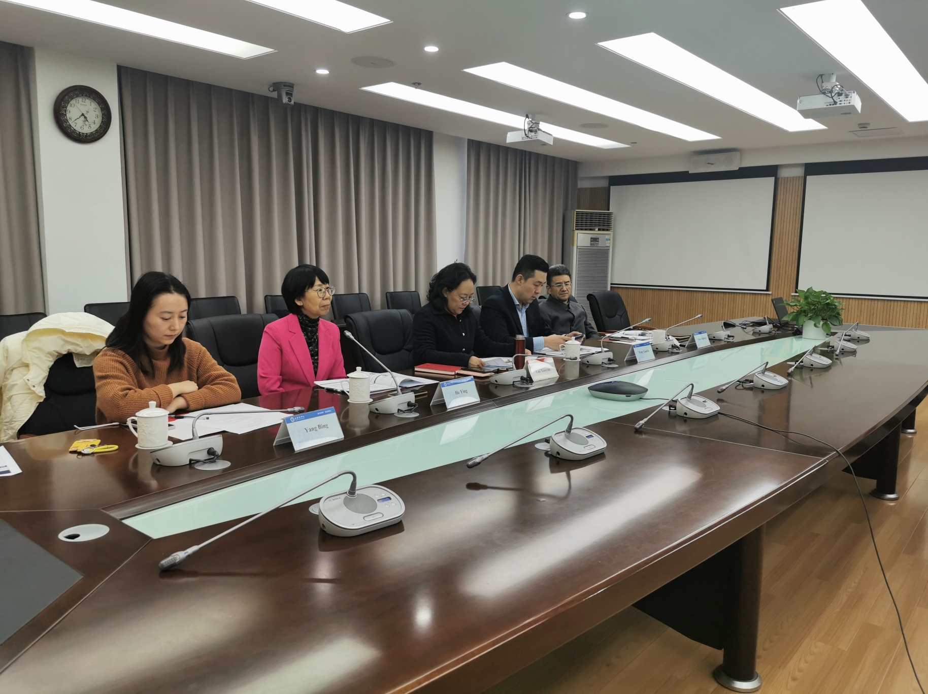 会议室里的人们
描述已自动生成