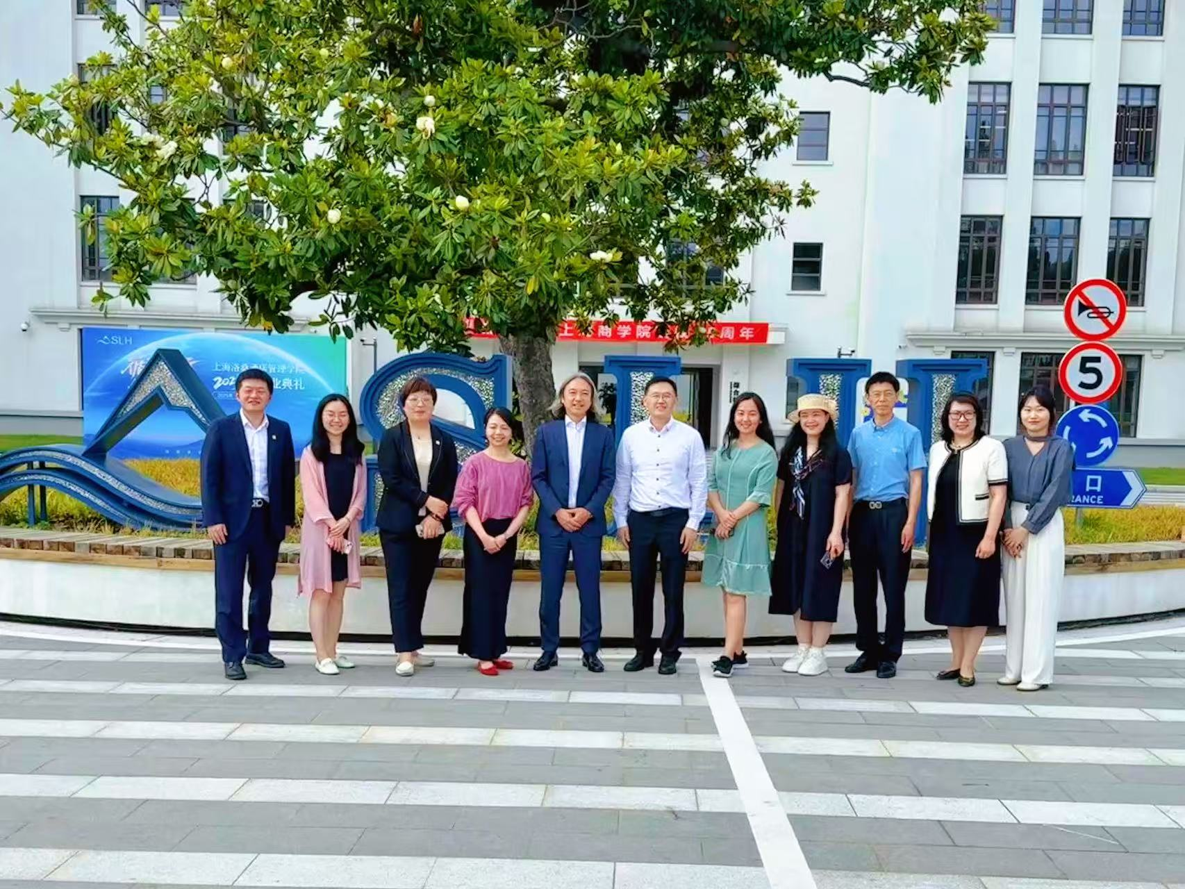 欧洲工商管理学院一行来访上海商学院