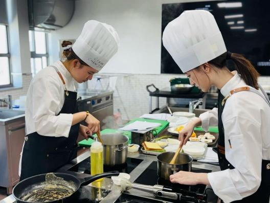 从厨艺小白到厨房 “主厨 ”一段跨越国界的厨房服务认知之旅——朱晨玮